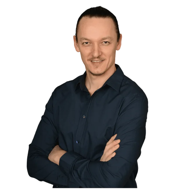 Philipp Schmidt berät Kunden, die eine moderne Homepage erstellen lassen wollen.